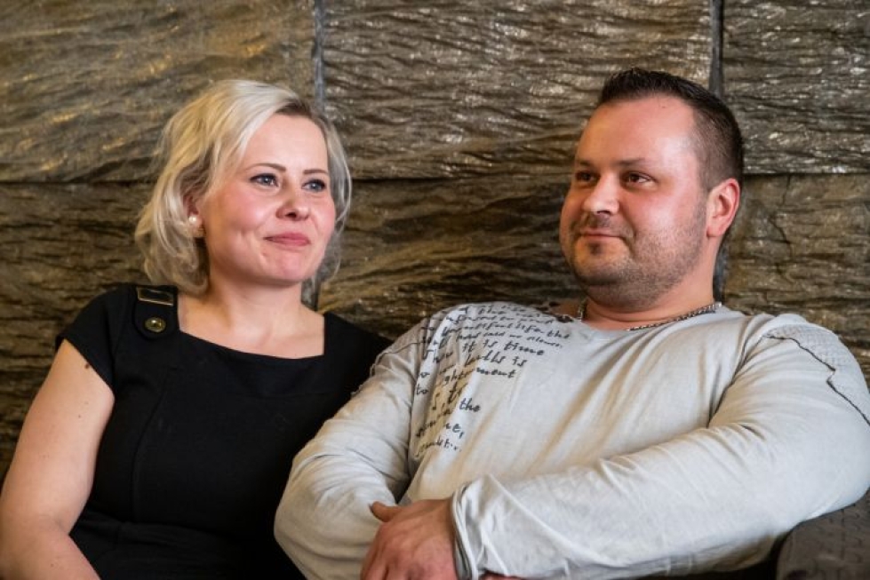 Jaana ja Kimmo Turusen parisuhteessa on eletty raskaita vuosia perheenisän alkoholismin takia. Nyt Turuset elävät parisuhteessaan päivän kerrallaan ja katsovat luottavaisina tulevaisuuteen.