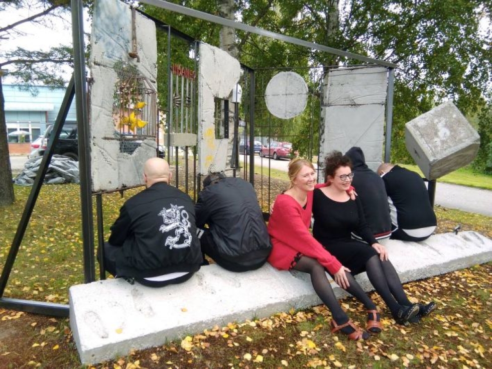 Kaisa Nurminen (punaisessa paidassa) ja Marja Hautamäki (mustassa) ohjasivat kuvataiteen tekoa Juuan vankilassa. Kuvassa selin neljä toimintaan osallistunutta vankia.