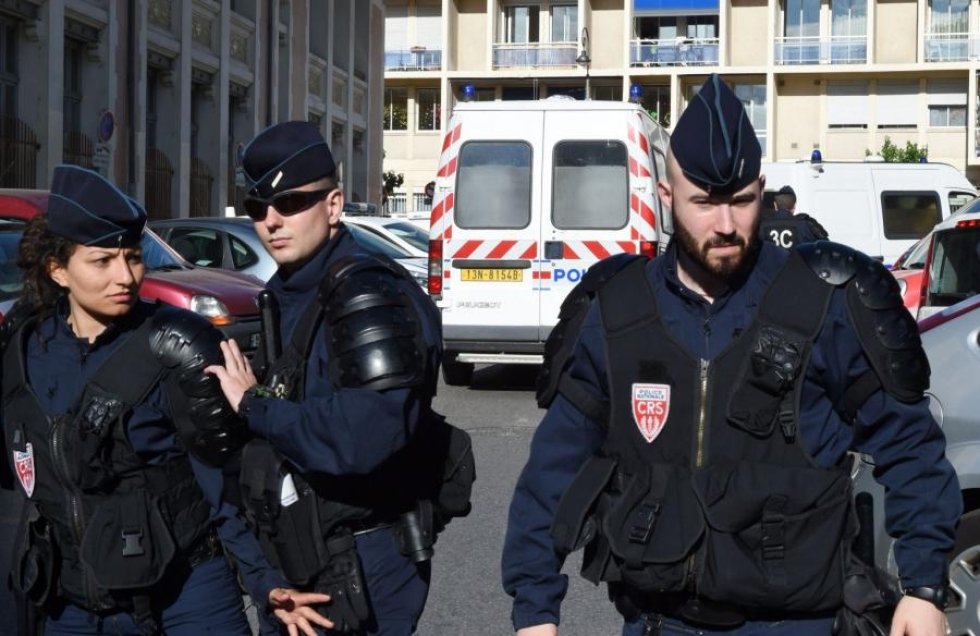 Ranskan poliisi pidätti tiistaina 43 venäläiskannattajaa. Heistä ainakin osa oli osallistunut viime viikonloppuna Marseillessa levottomuuksiin EM-kisojen Englanti–Venäjä-ottelun yhteydessä. LEHTIKUVA/AFP