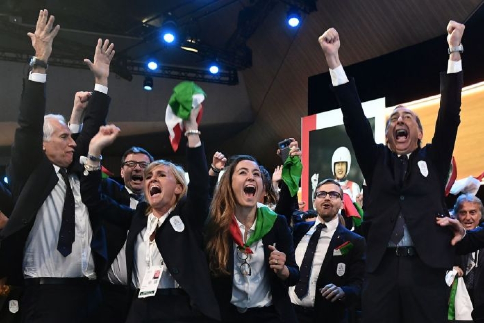Italian olympiahankkeen jäsenet juhlivat voittoa Lausannessa Sveitsissä. LEHTIKUVA / AFP