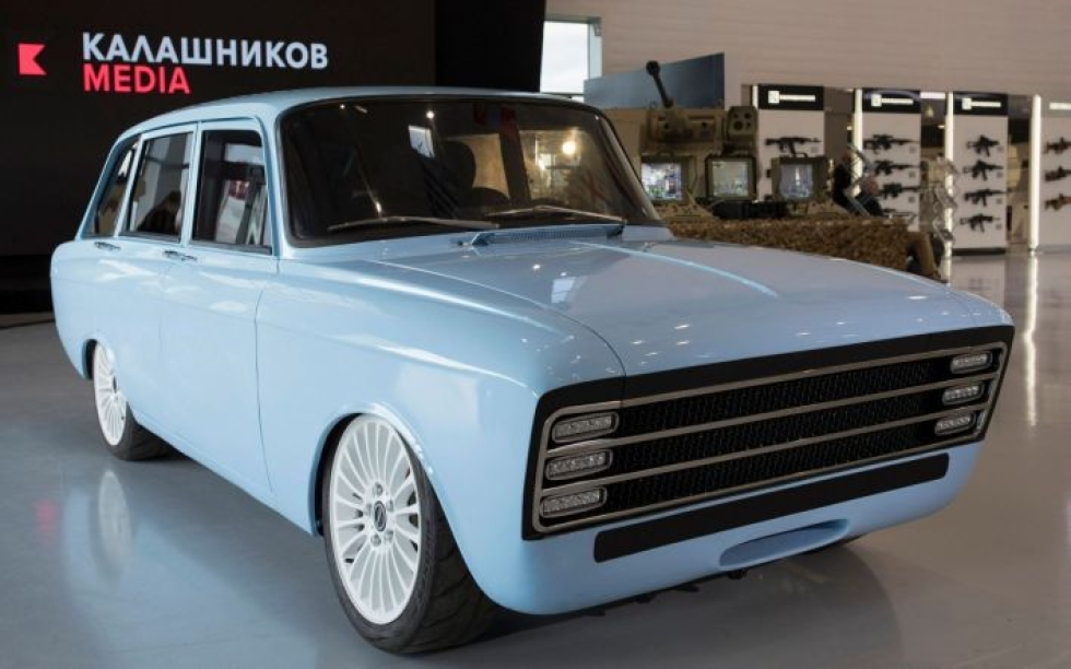 Kalashnikov kertoo, että yhtiö on kehittänyt prototyyppiä varten omaa teknologiaansa. Auton toimintasäde on 350 kilometriä yhdellä latauksella. LEHTIKUVA/AFP