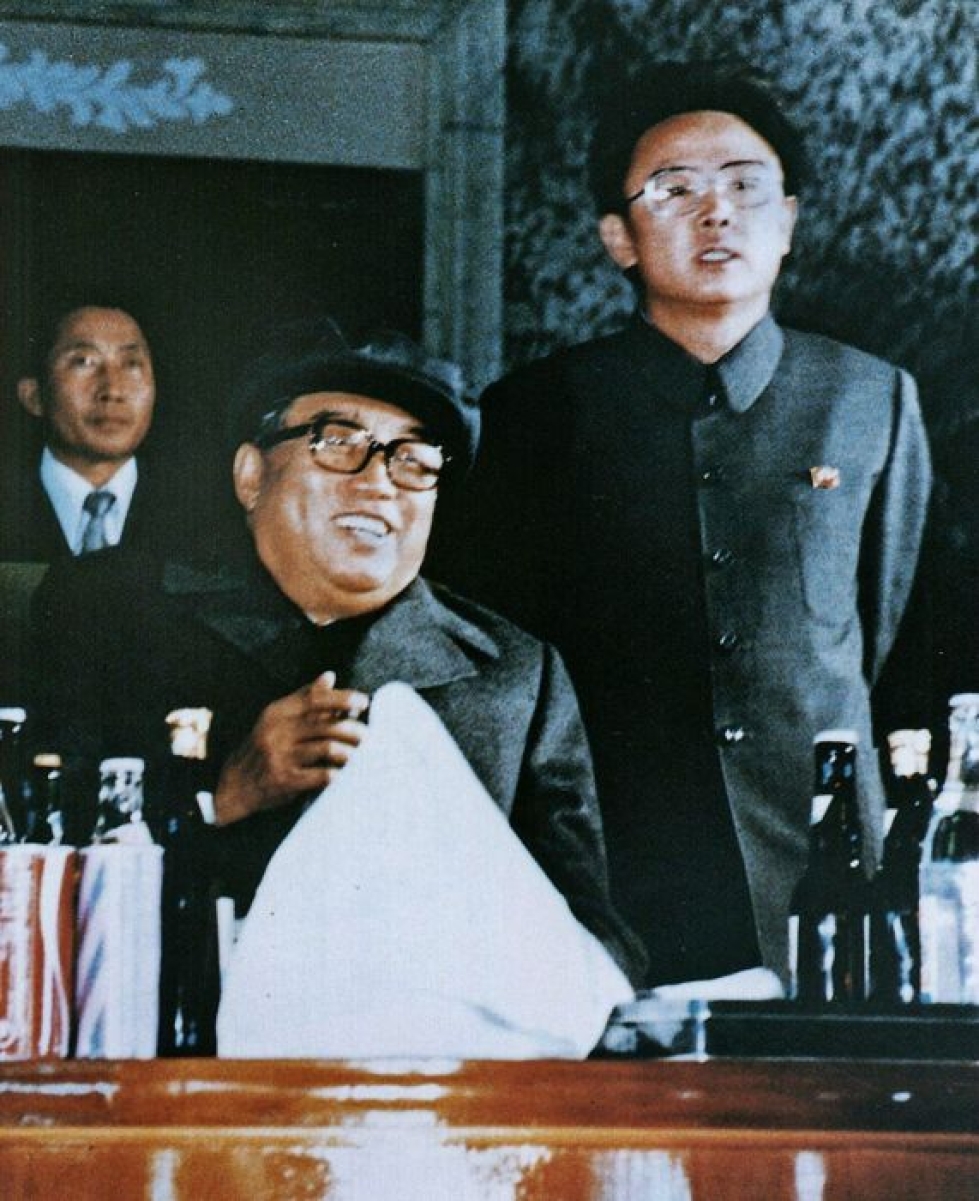 Pohjois-Korean entiset johtajat Kim Il-sung (vas.) ja hänen poikansa Kim Jong-il kuvattuna vuonna 1980. LEHTIKUVA/AFP