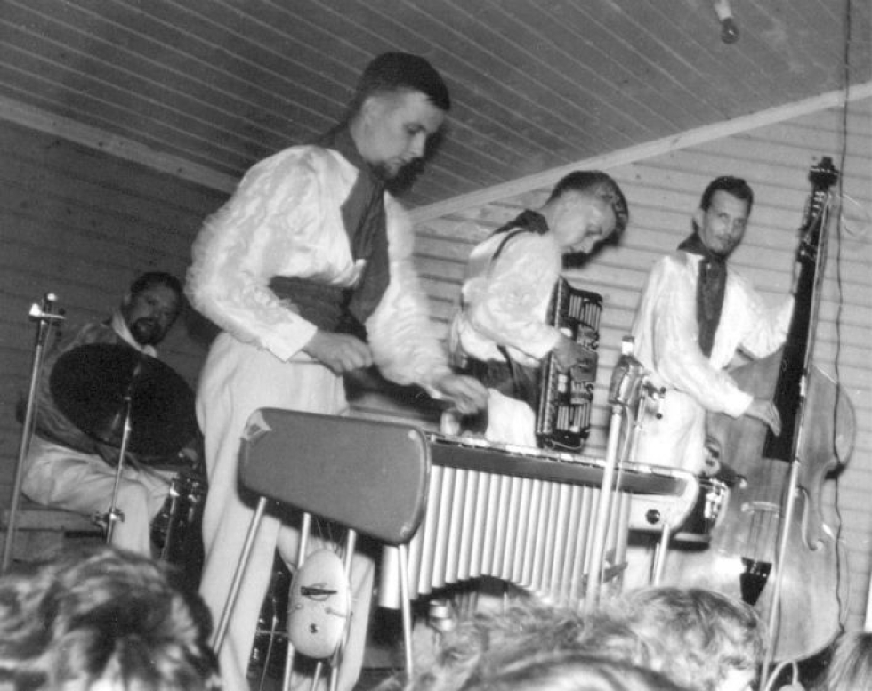 Sacy Sandin orkesteri oli erikoistunut latinalaisamerikkalaisiin rytmeihin. Yhtye keikalla Pietarsaaressa vuonna 1961, vasemmalta rumpali-laulaja Sacy Sand eli Rolf Rainer Sigurd Sandqvist, vibrafonisti Juhani Okkonen, haitaristi Leo Holmgren ja kontrabasisti-laulaja Pentti Koski.