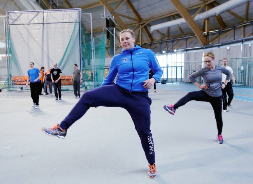 Kiekonheittäjä Katri Hirvonen opasti Antaa heittää -ryhmän tukijoukkoja yleisurheiluharjoittelun saloihin.
