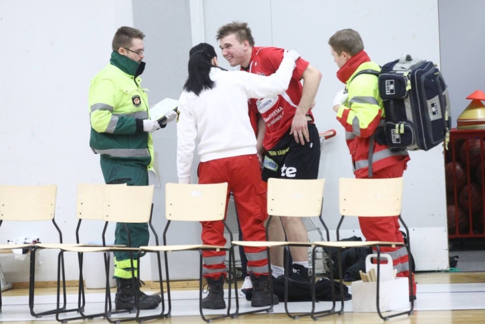 Joni Savimäen ottelu päättyi ambulanssikyytiin.