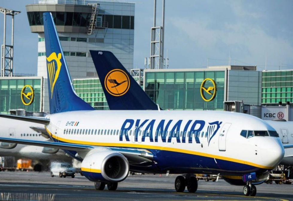 Ryanair nousi Lufthansan ohi. Taustalla Lufthansan lentokone.