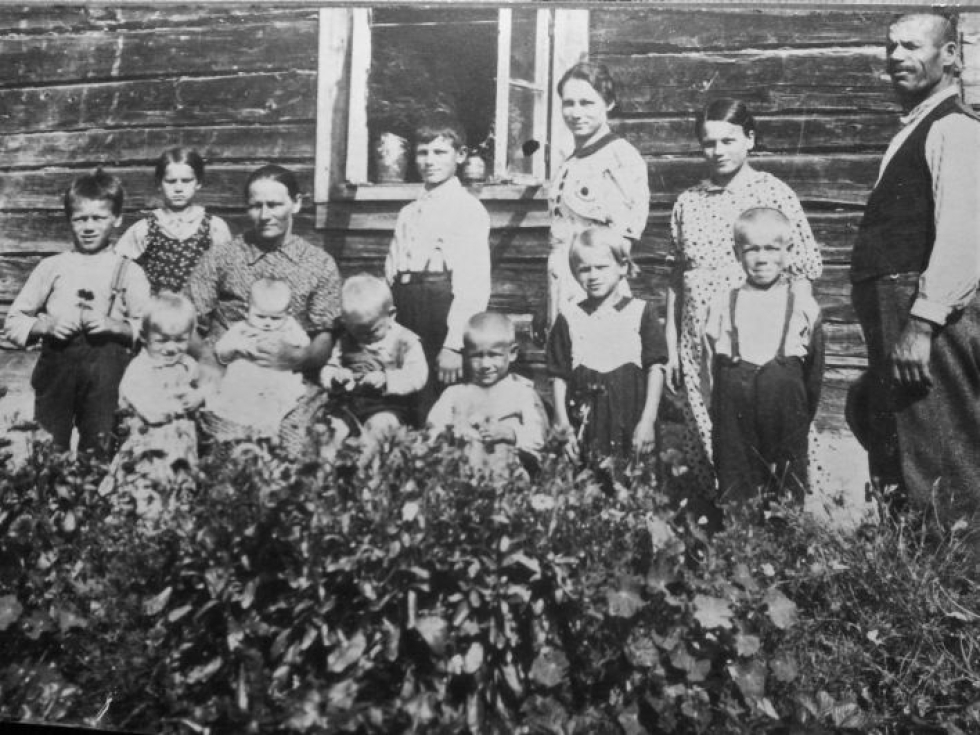 Perhekuva on otettu Suojärvellä vuonna 1935.