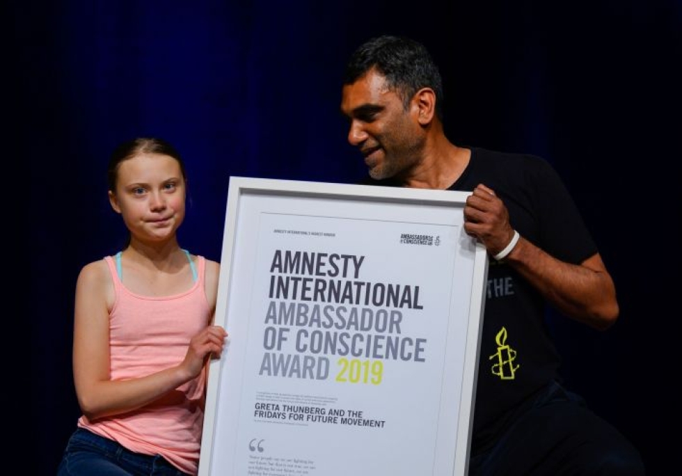 Ilmastoaktivisti Greta Thunberg otti maanantaina vastaan Amnesty Internationalin korkea-arvoisimman ihmisoikeuspalkinnon. LEHTIKUVA / AFP