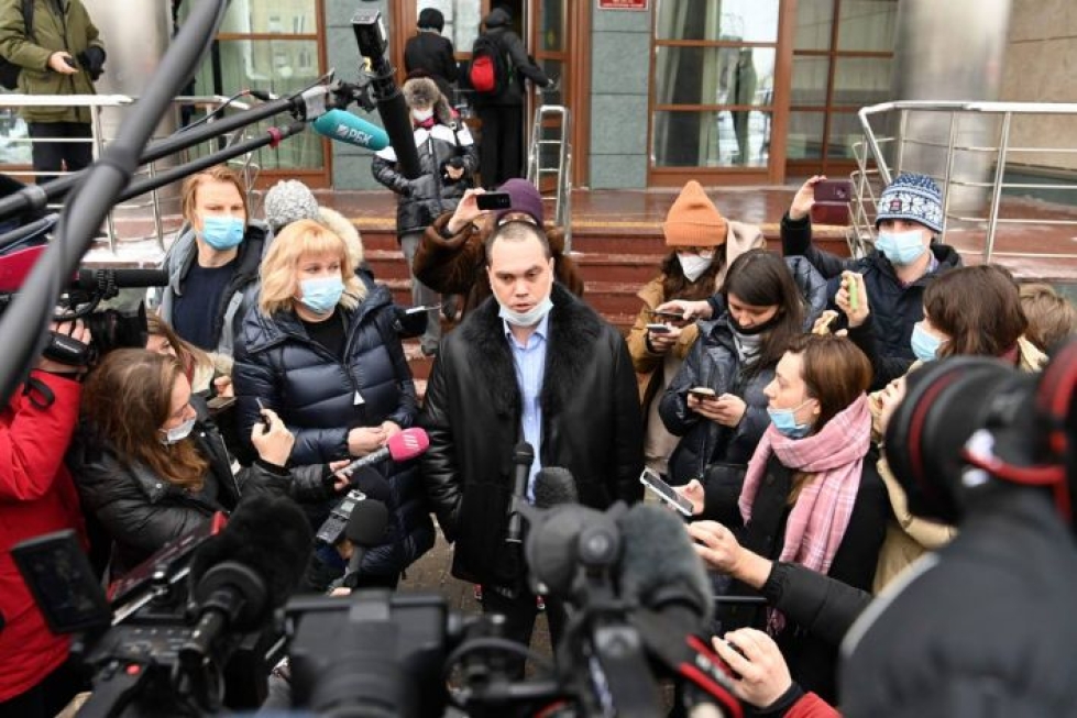 Lakimiehet Vadim Kobzev ja Olga Mihailova tiedottivat keskiviikkona Navalnyin tuoreimmista syytteistä, jotka koskevat puna-armeijan veteraanin loukkaamista.