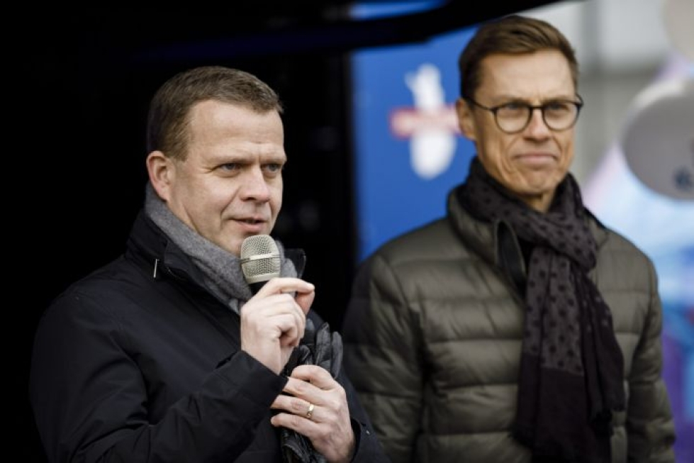 Kokoomuksen puheenjohtajan, valtiovarainministeri Petteri Orpon kanssa Narinkkatorilla oli myös entinen pääministeri Alexander Stubb. LEHTIKUVA / SEPPO SAMULI