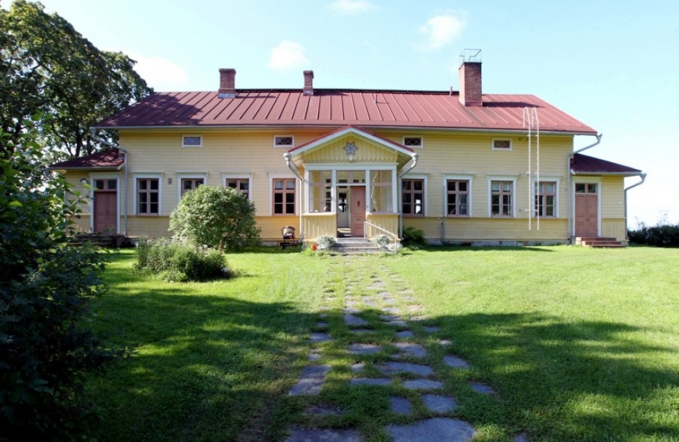  Kanttoripariskunta Mari-Annika ja Jussi-Pekka Heikklä ovat asettuneet taloksi Kontiolahden vanhaan kirkkoherran pappilaan.