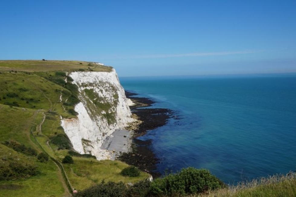 Aurinkoisen päivän kävelyretkikohteeksi sopivat Doverin valkoiset liitukivikalliot ja niiden päällä risteilevät polut.