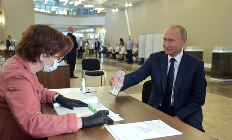 Presidentti Vladimir Putin näytti passiaan äänestäessään. Hänen mielestään perustuslakimuutos toisi maahan vakautta. LEHTIKUVA/AFP
