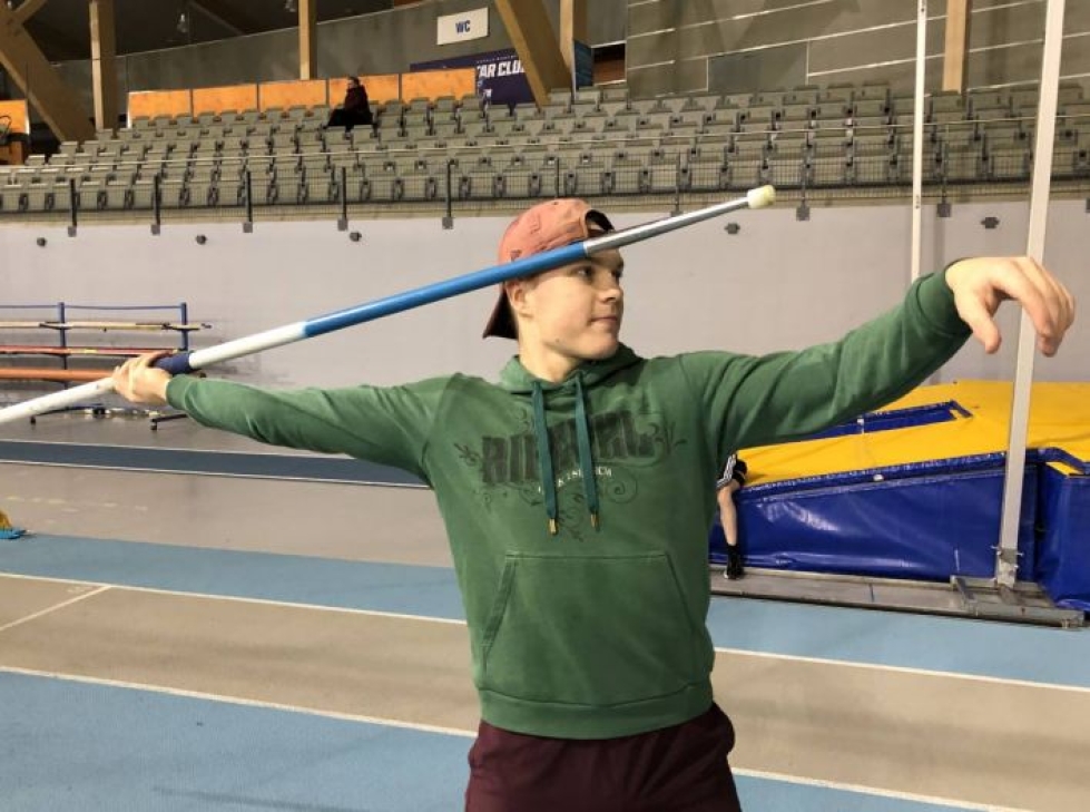 Yli 80 metriä heittänyt Tino Mäkelä kuvattuna Joensuun areenassa helmikuussa.