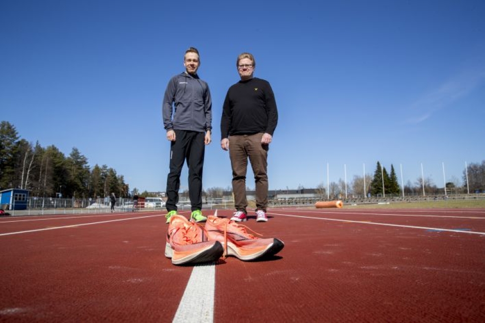 Nike Vaporfly -lenkkarit ovat herättäneet keskustelua kestävyysjuoksijoiden keskuudessa. Joensuulaisjuoksija Arttu Vattulainen ja valmentaja Tuomo Lehtinen ovat huomanneet, että valtaosa maantiejuoksijoista on ottanut paksupohjaiset hiilikuitukengät käyttöön kisoissa.