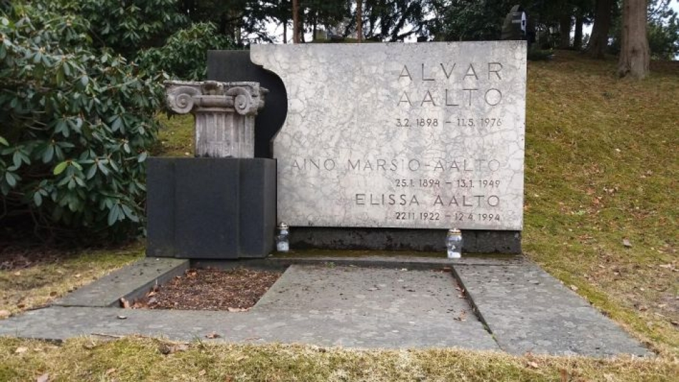 Hietaniemessä on paljon arkkitehteja. Alvar Aallon ja hänen molempien puolisoidensa Ainon ja Elissan hauta löytyy vanhan alueen Taiteilijainmäeltä. Muistomerkkiin on lisätty Italiasta tuotu 1700-lukuisen pylvään kapiteeli.