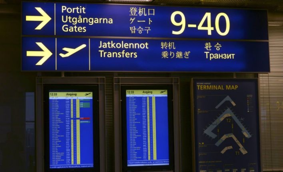 Jatkolennot-kyltti ja lähtöporteista kertova kyltti, lähtevien lentojen opastetaulut sekä terminaalin kartta Helsinki-Vantaan lentokentällä.
