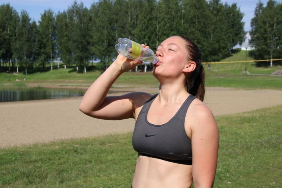 Hanna Kitunen, 25, kantaa mukanaan usein vissypulloa, koska niitä voi uusiokäyttää. "Kyllä näistä pulloista vesi alkaa ajan kanssa maistua tämän muovin takia ällöttävältä", hän toteaa.