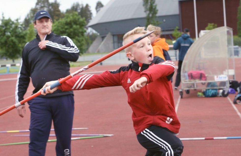 Kimmo Kinnunen opasti keskiviikkoiltana lapsia keihäänheiton saloihin Joensuussa.