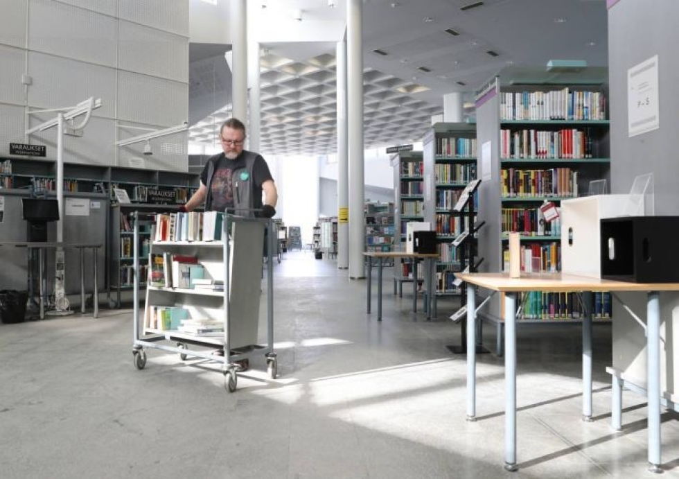 Kirjastopalveluissa palkanmaksun keskeytyminen koskettaa kaupungin kirjastoissa yli 70 työntekijää. Informaatikko Kai Sormunen järjesteli palautusluukusta tulleita aineistoja pääkirjastossa perjantaina.