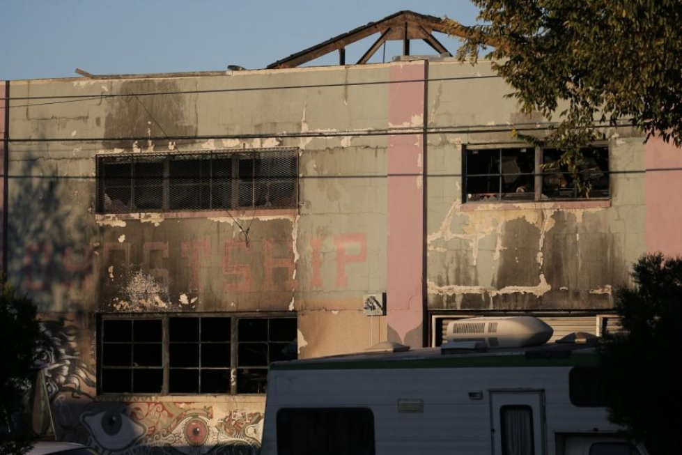 Palon jälkeisiä tutkintoja on ollut vaikea suorittaa, sillä palanut rakennus on hyvin sokkeloinen. LEHTIKUVA/AFP