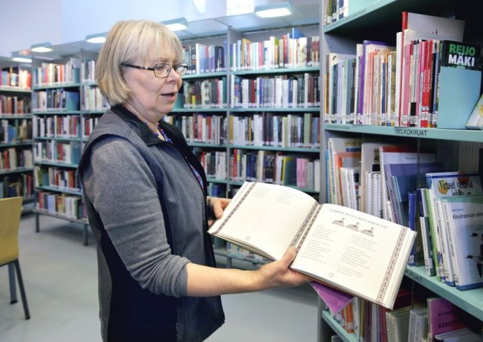 Selkokielellä ilmestyy monenlaisia kirjoja. Kirjastovirkailija Anja Väisänen esittelee Joensuun pääkirjaston selkokirjahyllyä, josta löytyy esimerkiksi selkokielinen Kalevala.