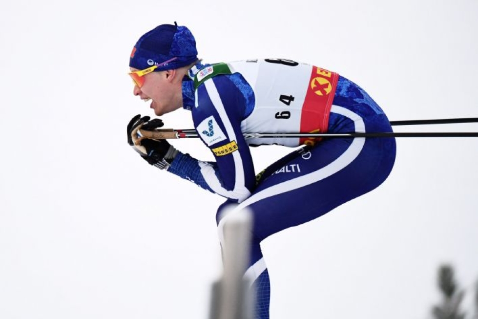 Perinteisen hiihtotavan kisan voitti Venäjän Aleksandr Bolshunov 43,7 sekunnin erolla Iivo Niskaseen (kuvassa).  LEHTIKUVA / VESA MOILANEN
