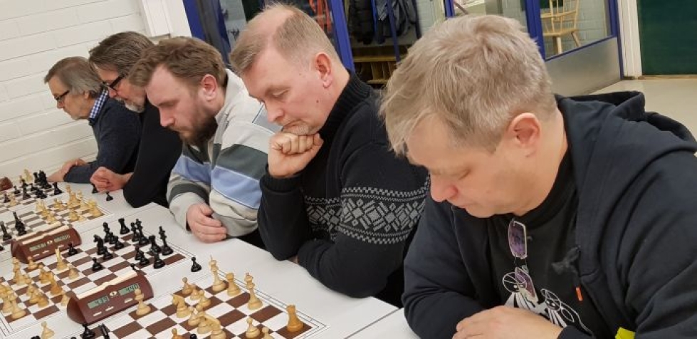 A-sarjan tiivistä taistelua: vasemmalta Olavi Riikonen, Jari Heino, nyt ykköseksi pelannut Pavel Blinkov, Marko Jönhede ja joulukuun voittaja Juha Kettunen.