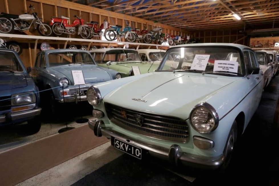 Myllyn vanhat autot-museossa on esillä yli 200 henkilöautoa. Niiden lisäksi näyttelystä löytyy myös raskaampaa kalustoa, mopoja ja moottoripyöriä.