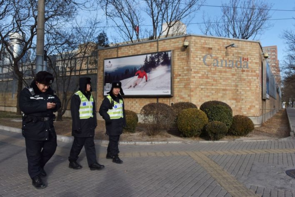 Kanada varoittaa, että Kiina saattaa soveltaa lakejaan mielivaltaisella tavalla. Kuvassa on poliisipartio Pekingissä Kanadan lähetystön edustalla. LEHTIKUVA/AFP