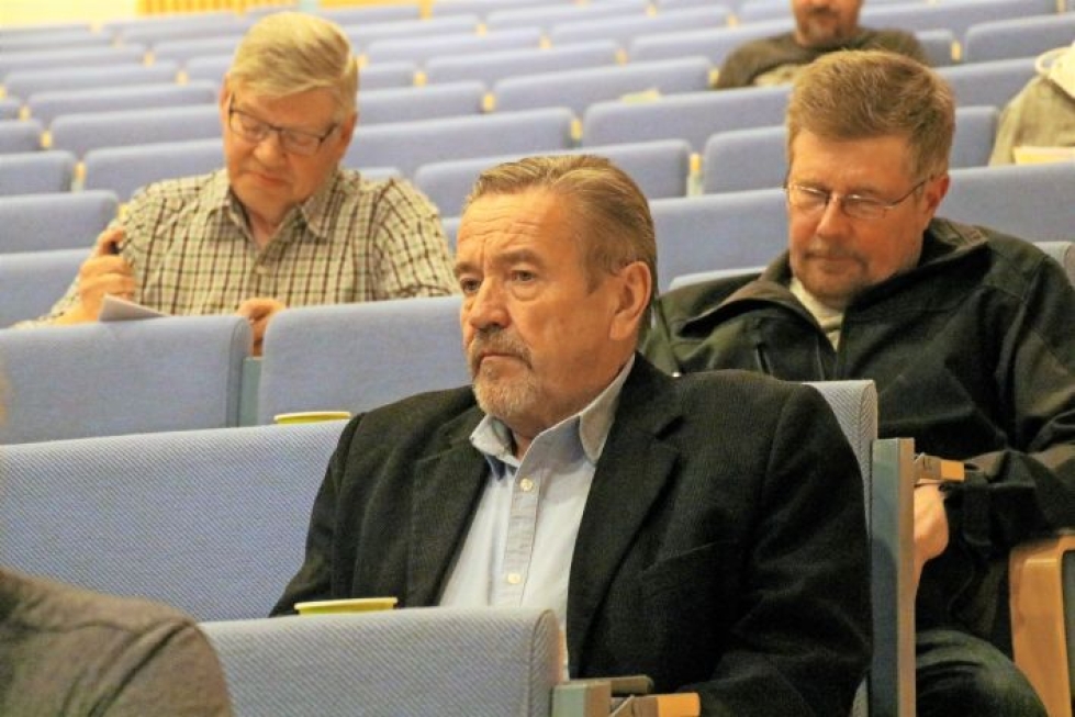 Kunnanjohtaja Yrjö Eronen (edessä) selvitti tietoverkko-osuuskunnan vuosikokouksessa valokuituverkon ja liiketoiminnan ostamista kunnalle.
