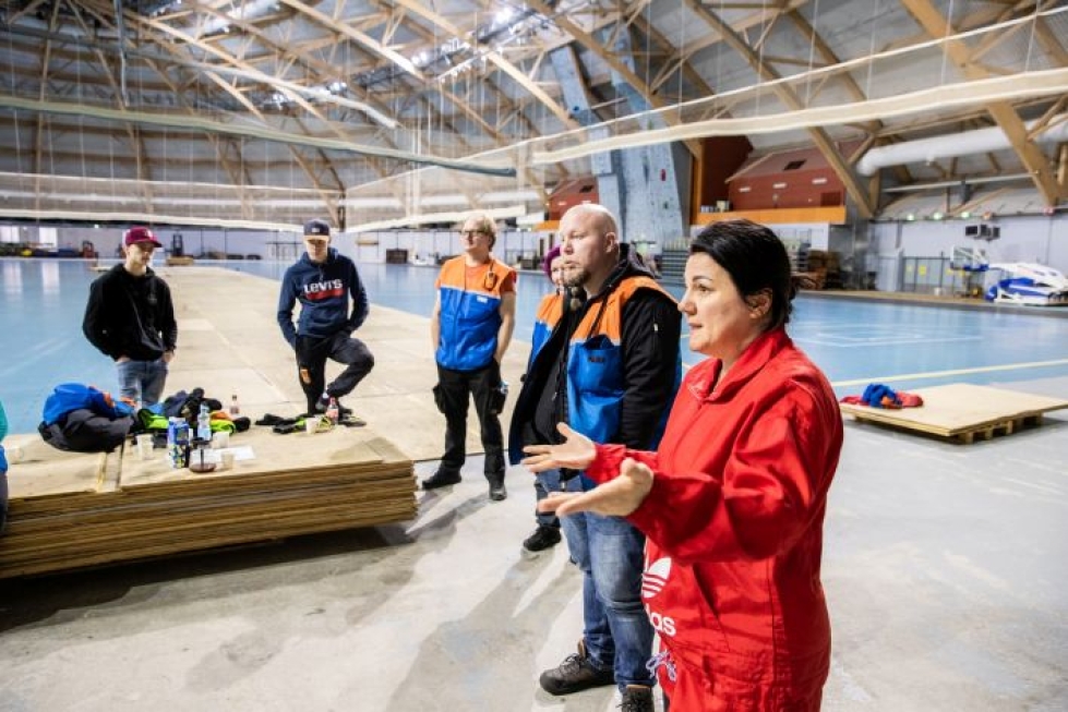 Leena Kallas ja muut TMK:n työntekijät ehtivät aloittaa suurmarkkinoiden rakennustyöt Joensuun areenassa torstaina.