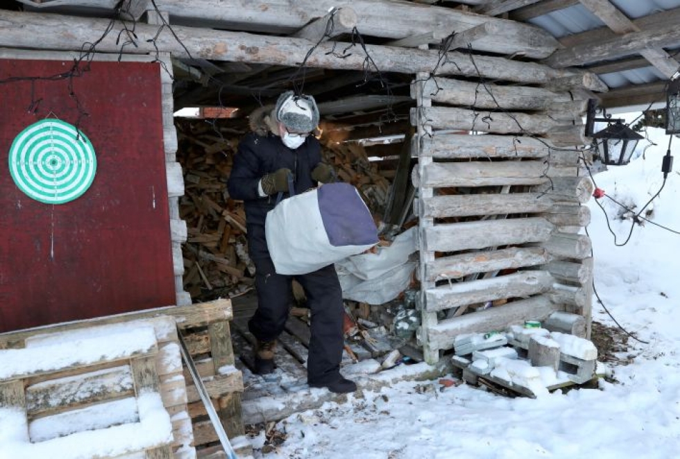 Viime viikolla puuliiterissä sai asioida tavallista useammin. Jyrki Kangas polttaa puuta kolmessa tulisijassa Kontiolahden kodissaan.
