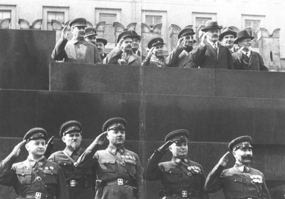 Neuvostoliiton johto seurasi vappuparaatia vuonna 1937. Ylhäällä vasemalla Josif Stalin. Alhaalla vasemmalla oleva marsalkka Tuhatshevski teloitettiin runsas kuukausi myöhemmin. Hänen vieressään oleva marsalkka Blücher ammuttiin vuonna 1938 ja alhaalla toinen oikealta oleva marsalkka Jegorov seuraavana vuonna.