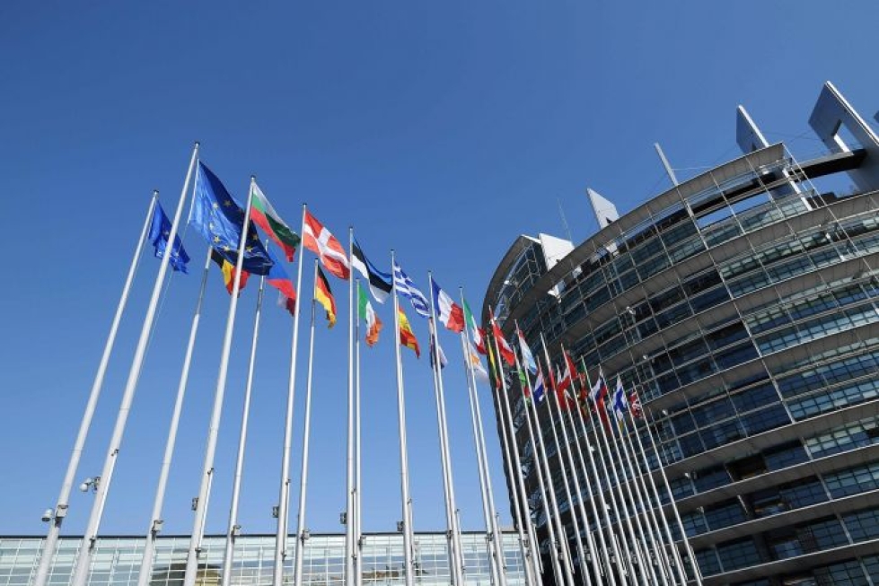Euroopan unionin jäsenmaiden lippuja EU-parlamentissa Ranskan Strasbourgissa. LEHTIKUVA/AFP