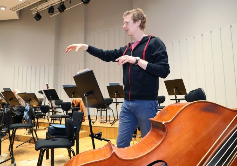 Eero Lehtimäki Joensuun kaupunginorkesterin harjoituksissa kuluneen viikon tiistaina.