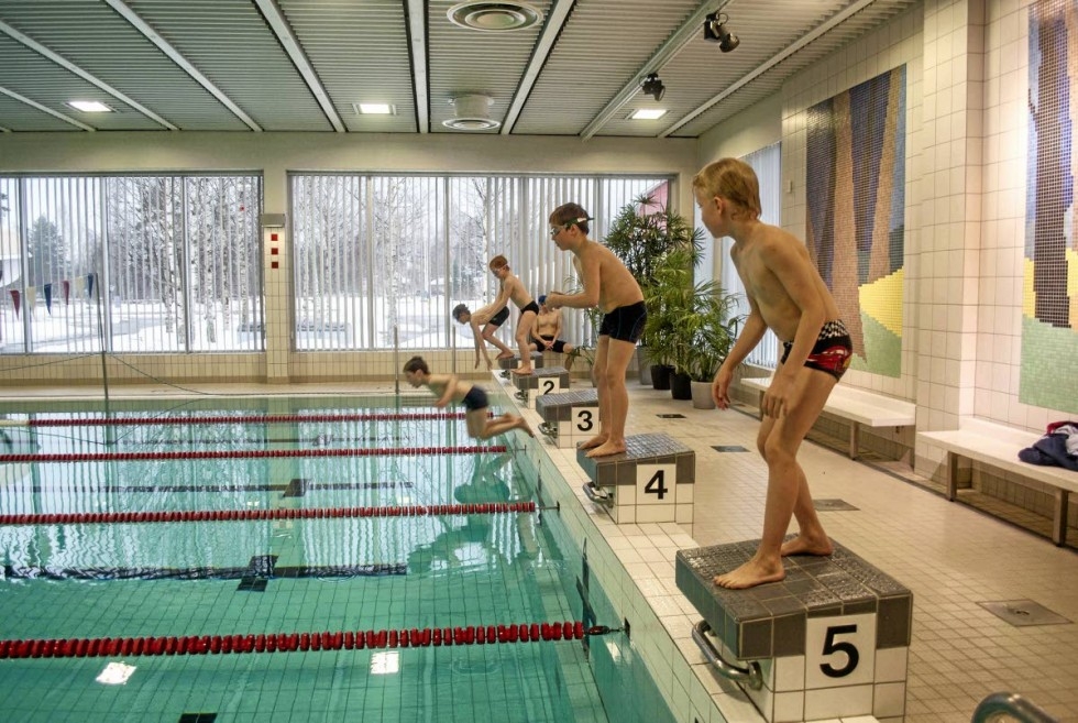 Outokummun uimahallin pääsymaksut nousevat. Kuva Vesipäivästä keväältä 2012.