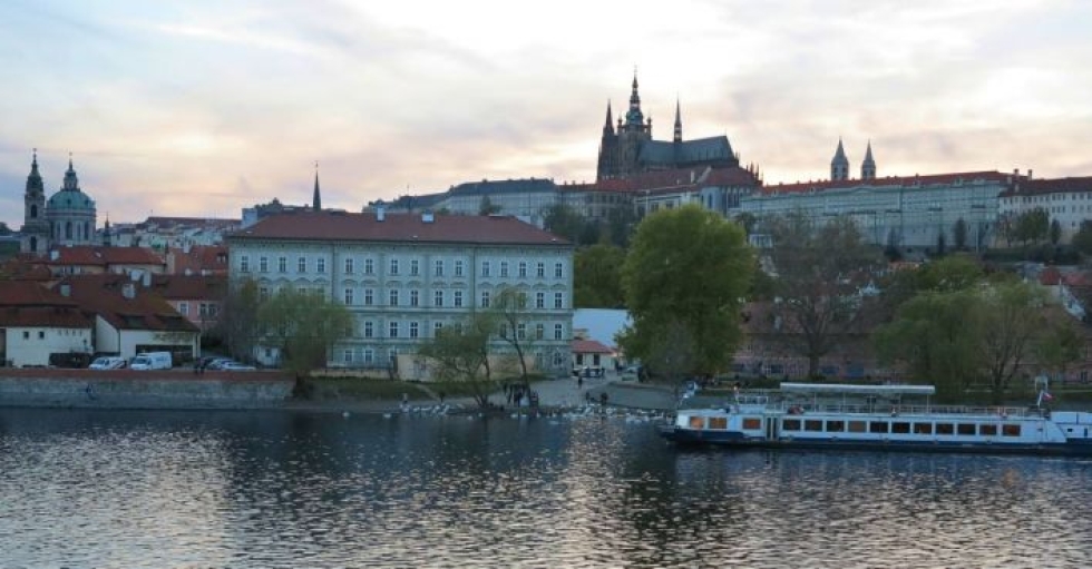 Näkymä Vltavajoelta Prahan linnan suuntaan.
