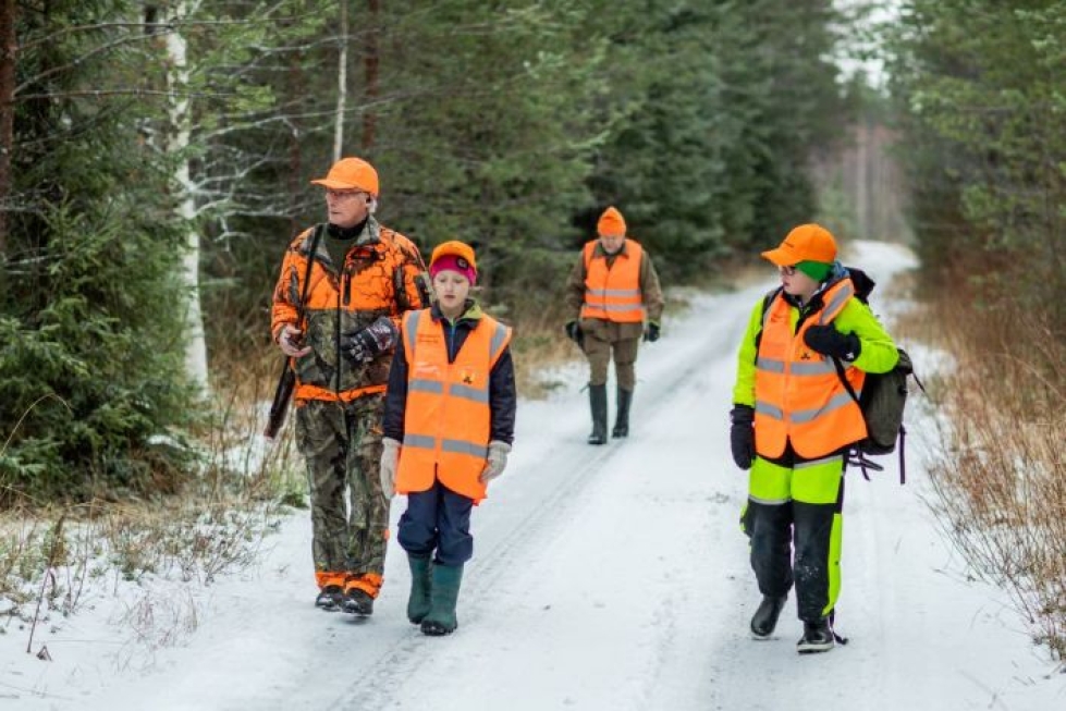 Pekka Kunnas, Urho Kunnas, Aura Kunnas ja Jussi Raerinne ovat kävelemässä passipaikalle.