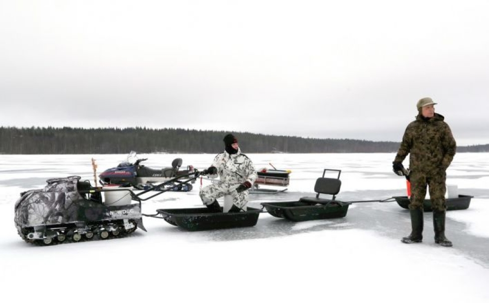 Markku Kuikka (vas.) on ottanut Viinijärvellä käyttöönsä moottorihinaajan, snowdogin, siinä kun Ilkka Parviainen luottaa vielä enemmän takana näkyvään moottorikelkkaansa.