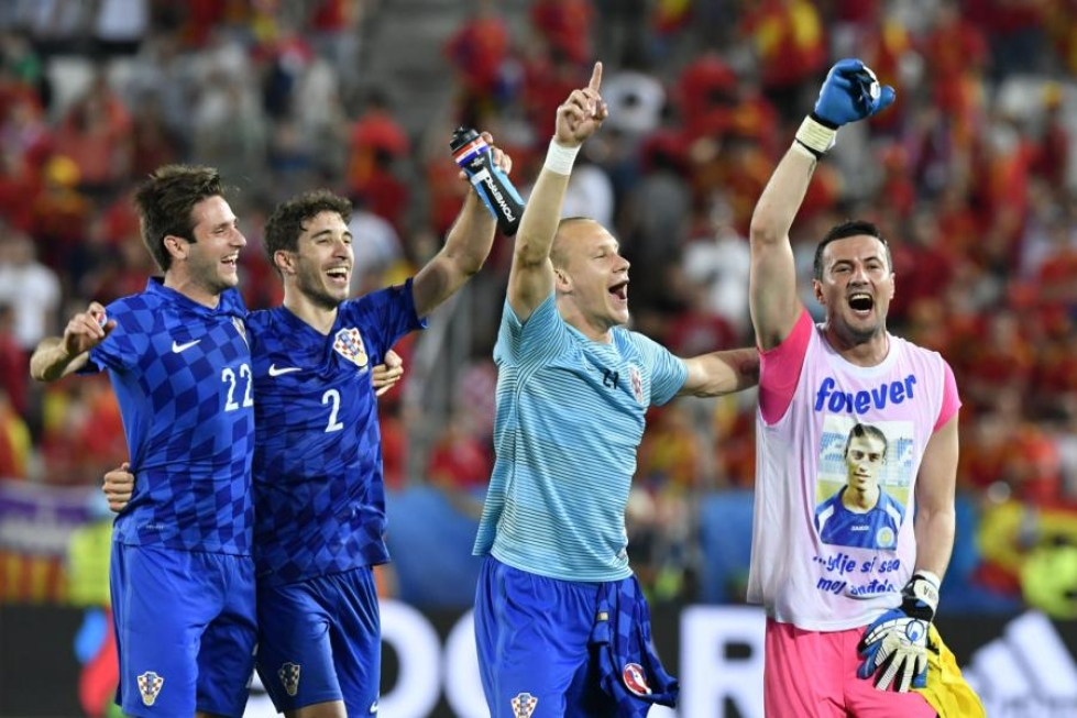 Kroatian pelaajat juhlivat yllätysvoittoa Espanjasta. LEHTIKUVA/AFP