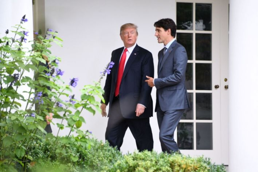Kanadan pääministeri Justin Trudeau varoittaa, että Yhdysvaltain presidentin Donald Trumpin kaavailemat uudet autoteollisuuden tullimaksut voivat olla tuhoisia sekä Yhdysvalloille että Kanadalle.
 LEHTIKUVA / AFP