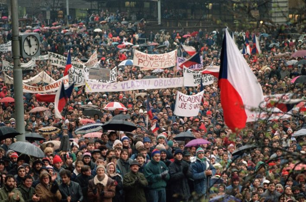 Suuret mielenosoitukset Prahassa marraskuussa 1989 tiesivät lopun alkua Tshekkoslovakian kommunistihallinnolle. Lehtikuva/AFP
