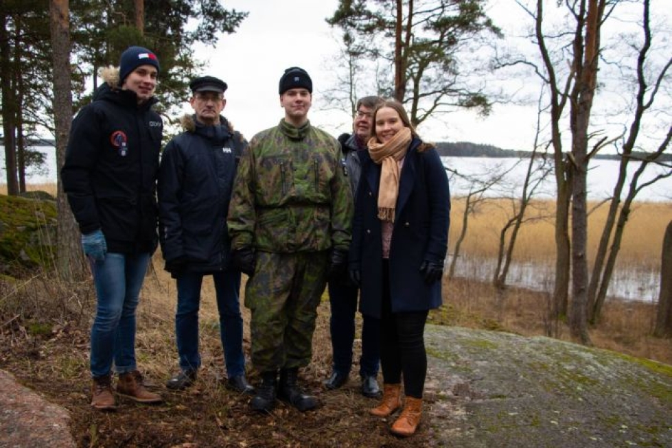 Joensuulainen Lauri Laamanen suorittaa varusmiespalvelustaan merivoimissa Upinniemessä. Laamasen perhe oli torstaina mukana seuraamassa sotilasvalatilaisuutta.