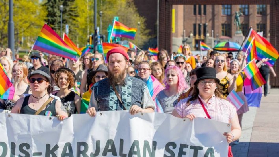 Pride-kulkue liikkui näyttävästi ja äänekkäästi Joensuun kaduilla lauantaina.