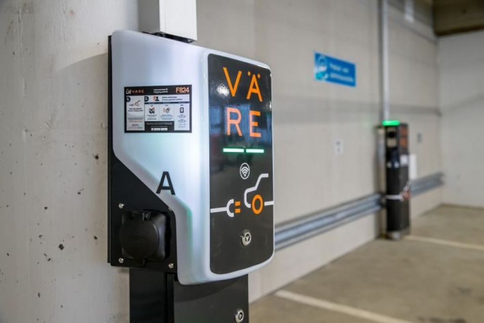 Joensuun aseman seudun uusi pysäköintitalo: P-Asemaparkissa on sähköauton latausasema.