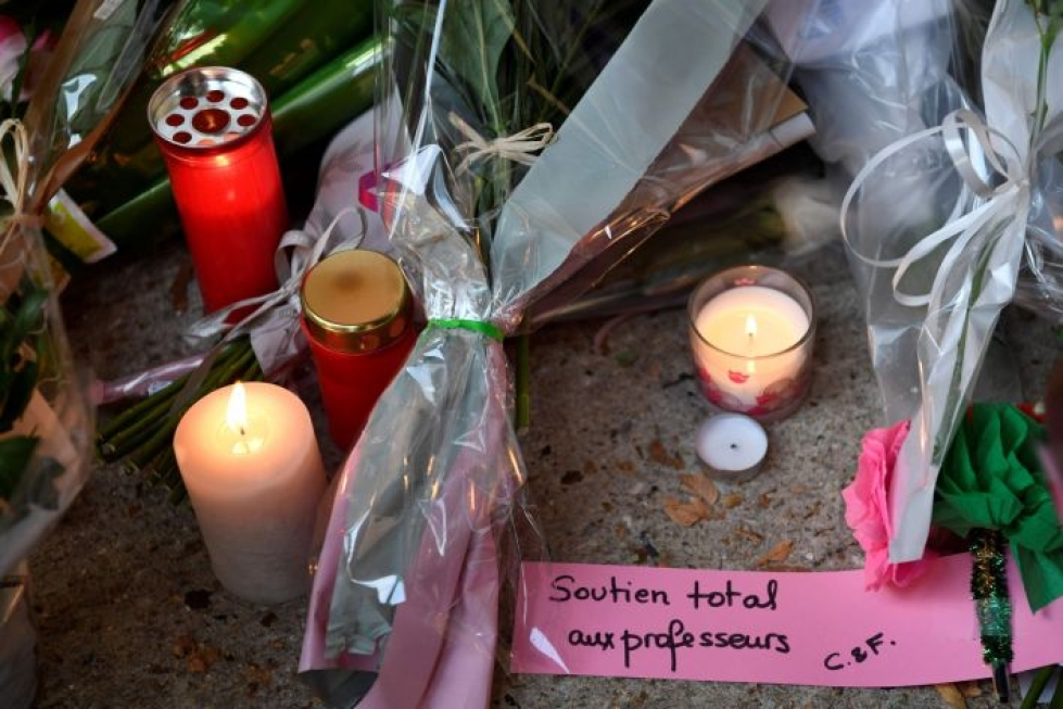 Pariisin lähistöllä surmattua opettajaa muistettiin kukin ja kynttilöin. LEHTIKUVA/AFP