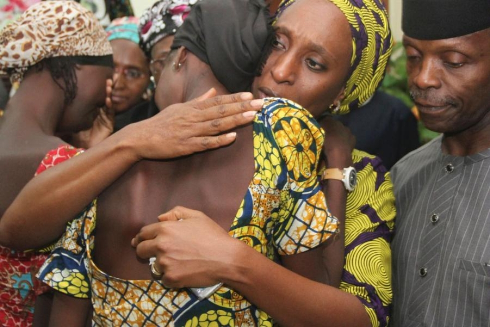 Nigerian varapresidentti Yemi Osinbajo (oik.) ja hänen vaimonsa Dolapo tapasivat vapautettuja Boko Haramin sieppaamia tyttöjä. LEHTIKUVA/AFP