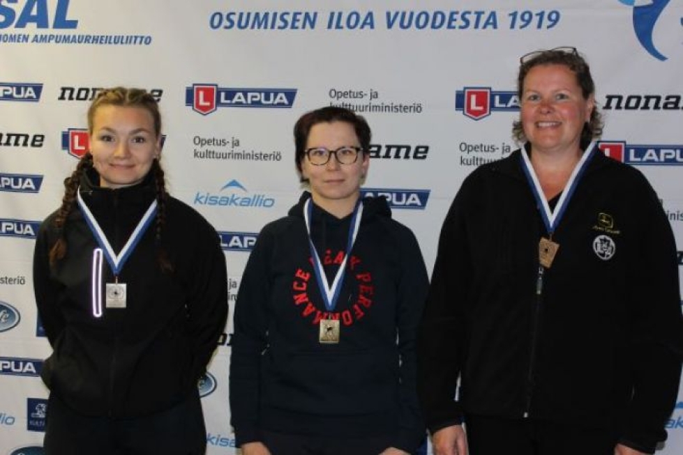 Naisten 60 laukauksen mitalikolmikko Henna Viljanen, Laura Määttänen (keskellä) ja Hanna-Kaija Nieminen.