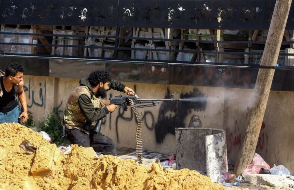 Haftarin joukot tukevat Itä-Libyan erillishallintoa, joka taas vastustaa YK:n tunnustamaa GNA-hallintoa. Kuvassa GNA:lle uskollinen taistelija Ain Zaran alueella Tripolista etelään. LEHTIKUVA/AFP